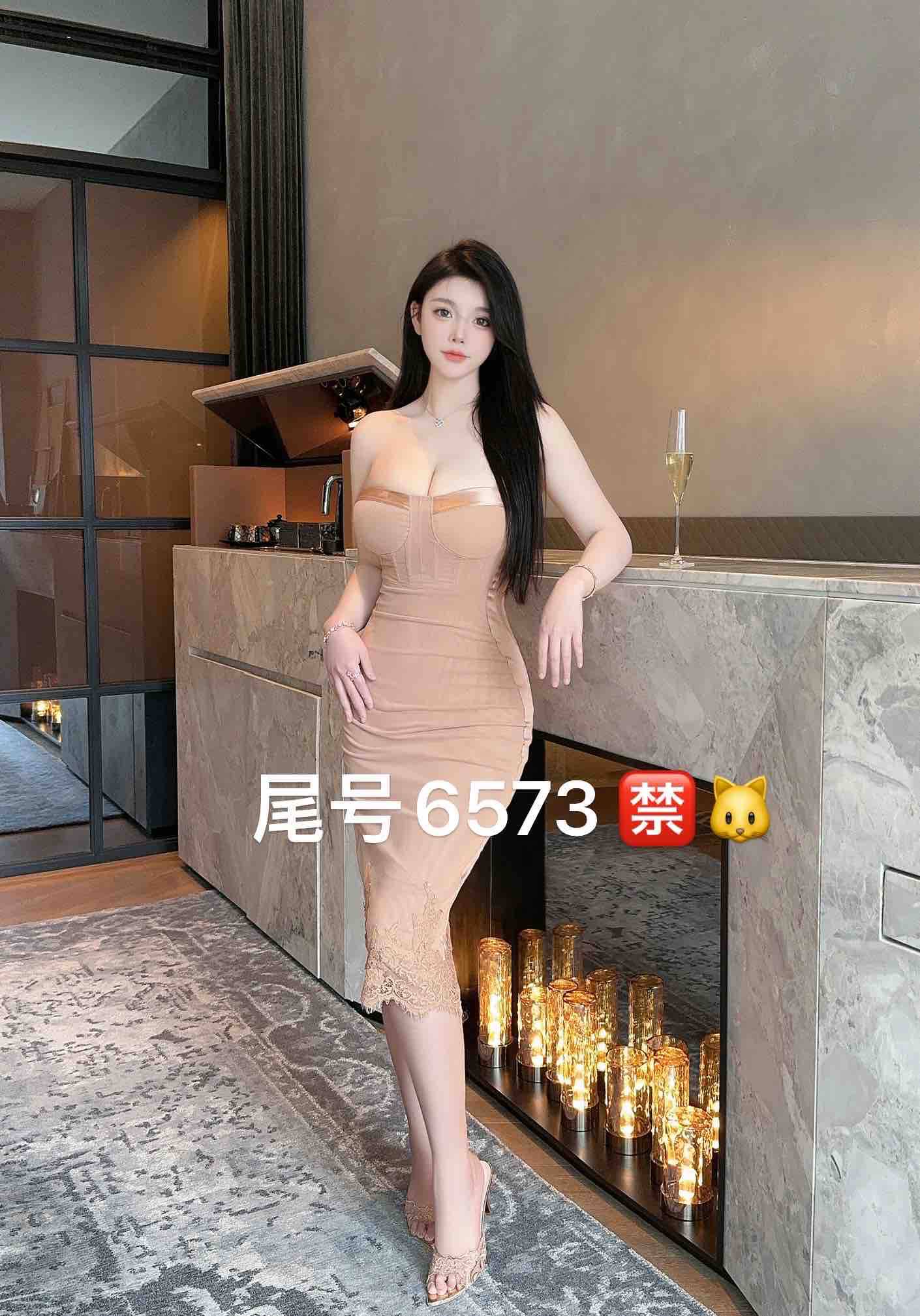 成华万象城品茶工作室茶艺师泡茶